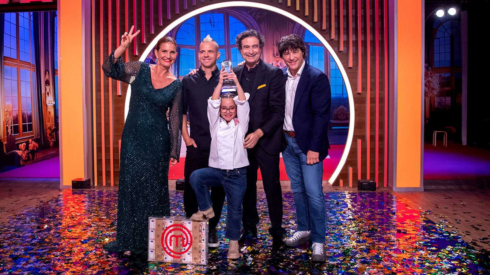 Loreto levanta el trofeo de Masterchef Junior junto con el jurado. Foto de RTVE.