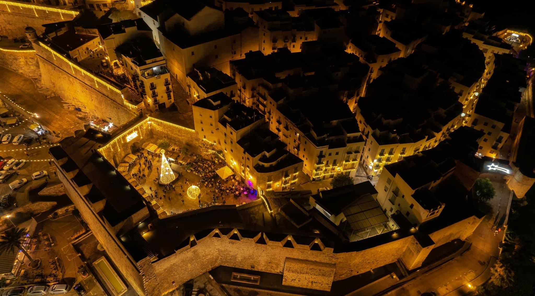 Vista aérea de la iluminación de Navidad de Peñíscola, la más bonita de la Comunitat Valenciana