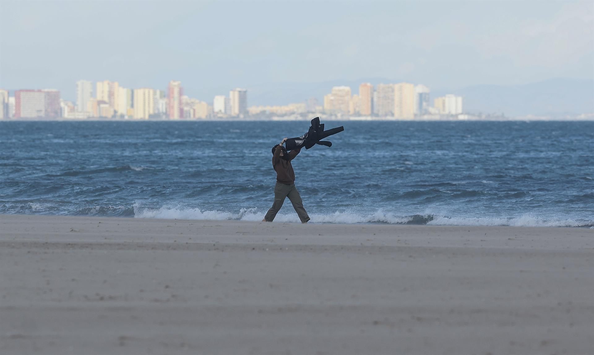 Episodio de fuertes vientos en una playa valenciana. Imagen: Rober Solsona