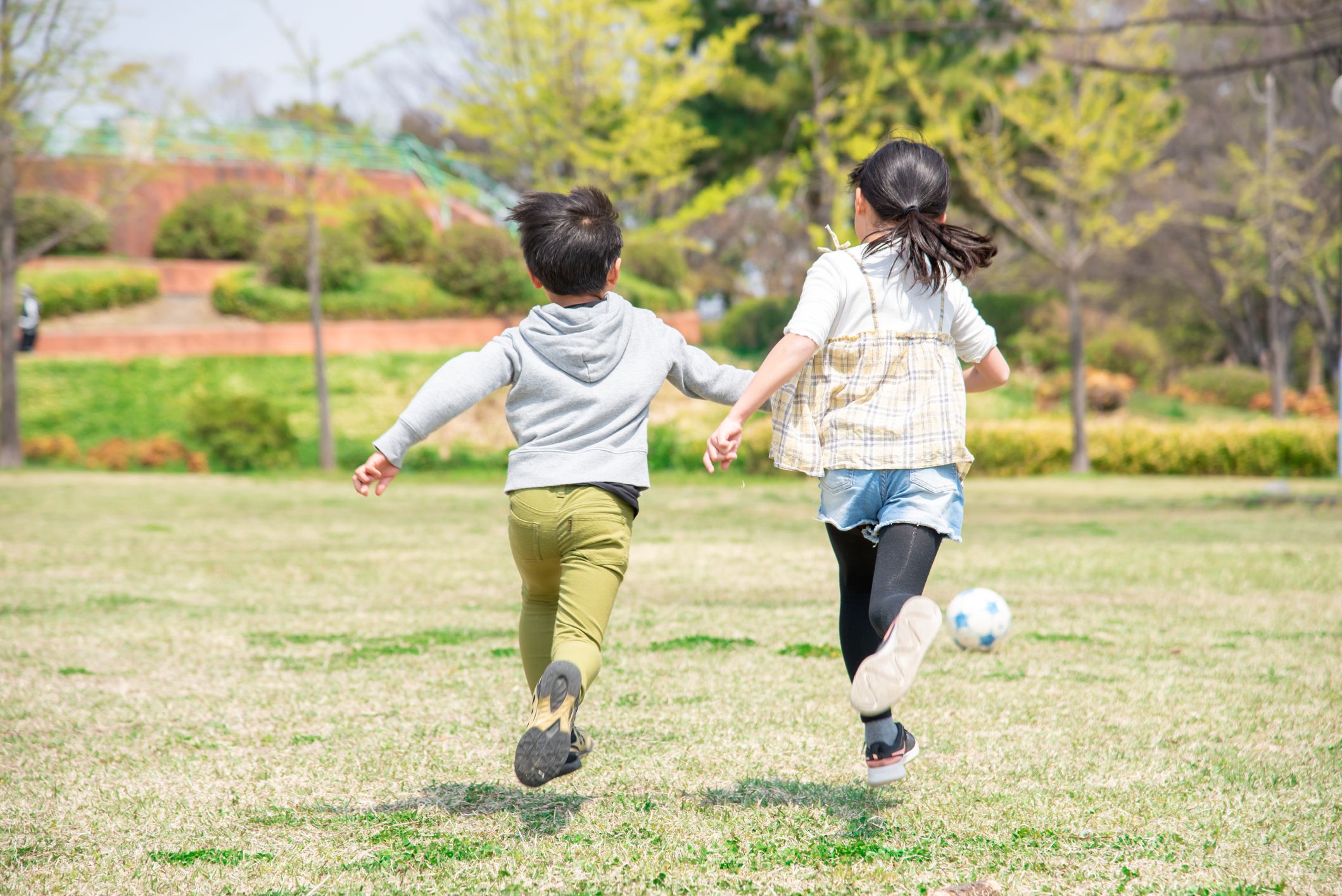 Un niño y una niña jugando