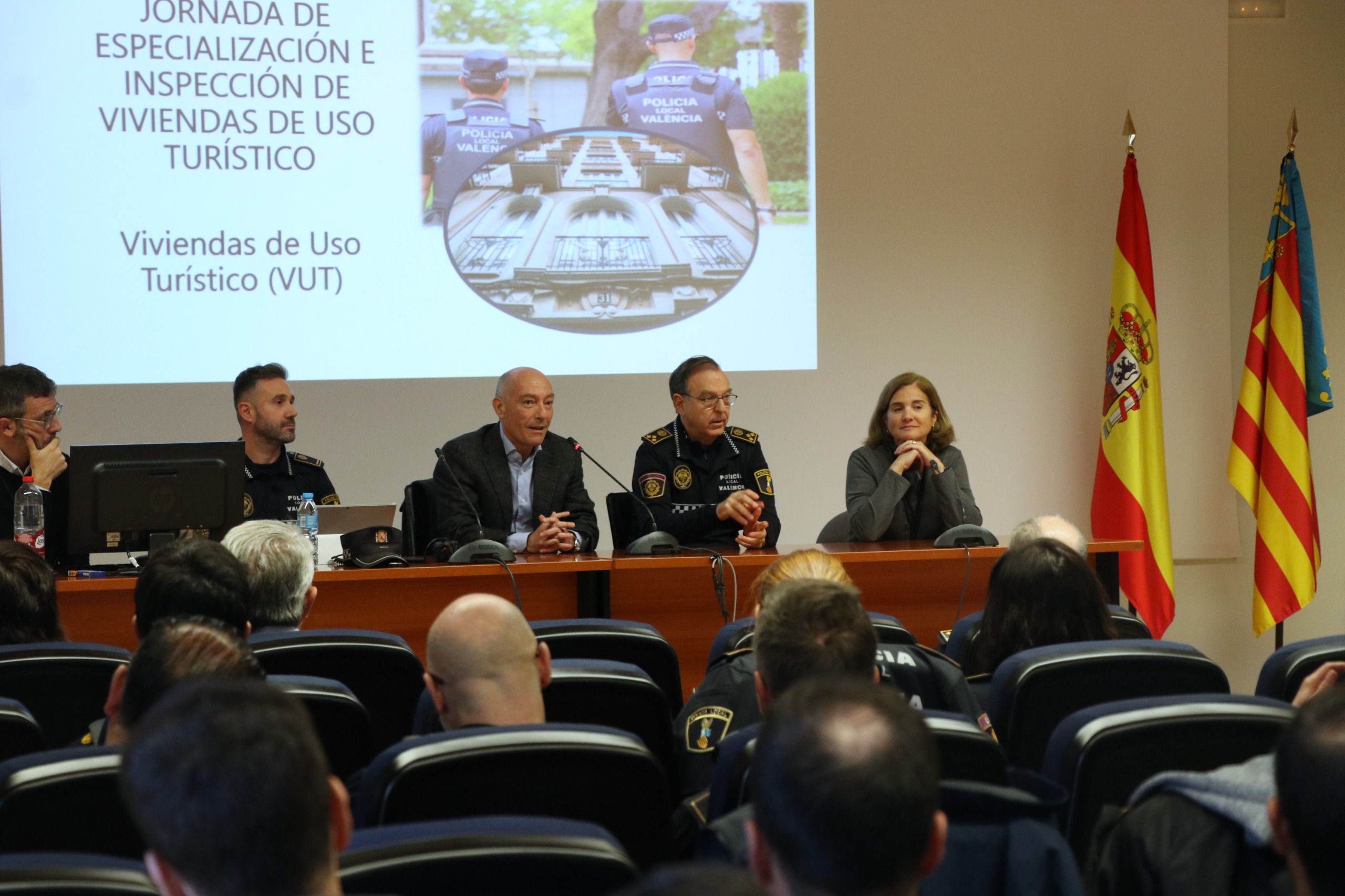 La Policía Local de València se forma para controlar los apartamentos turísticos ilegales en la ciudad