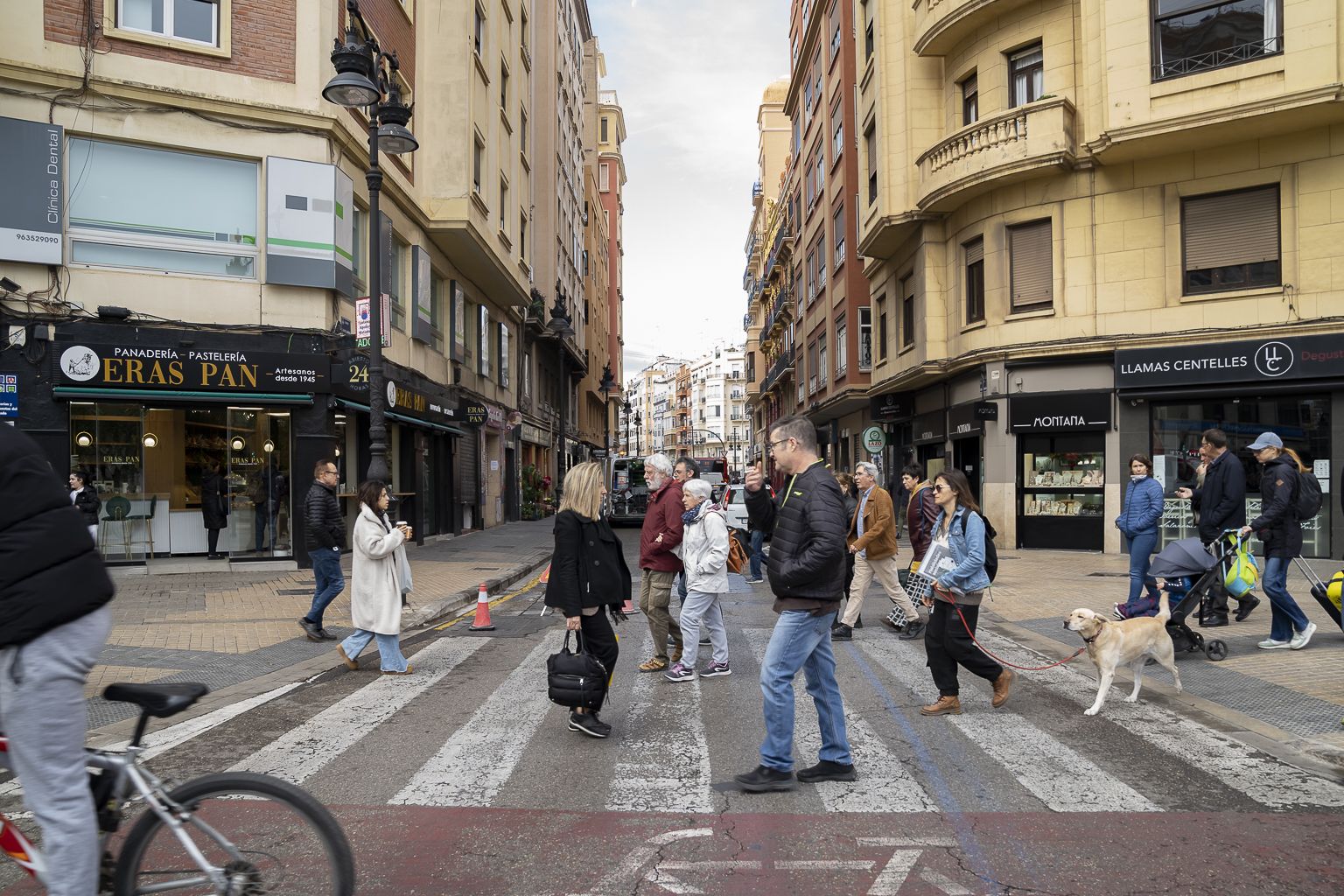 Un grup de persones transitant per un carrer de València. Imatge: Xisco Navarro