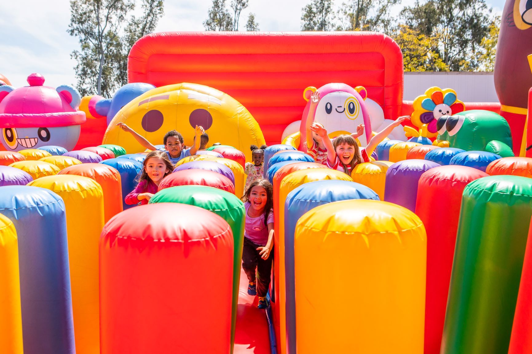 Un grupo de niños dentro del parque de hinchables de FunBox en Bonaire