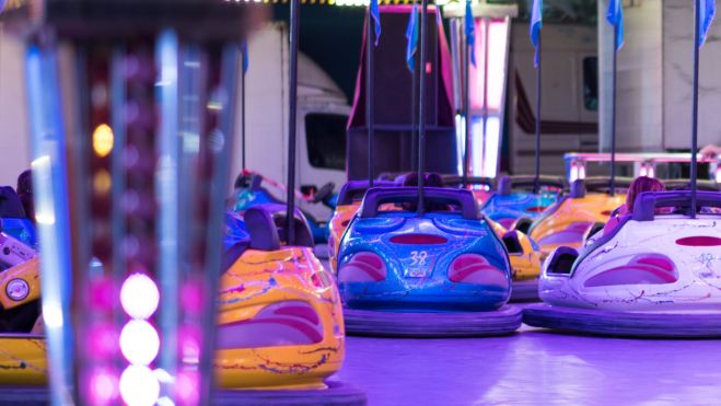 Coches de choque en la Feria de atracciones de València