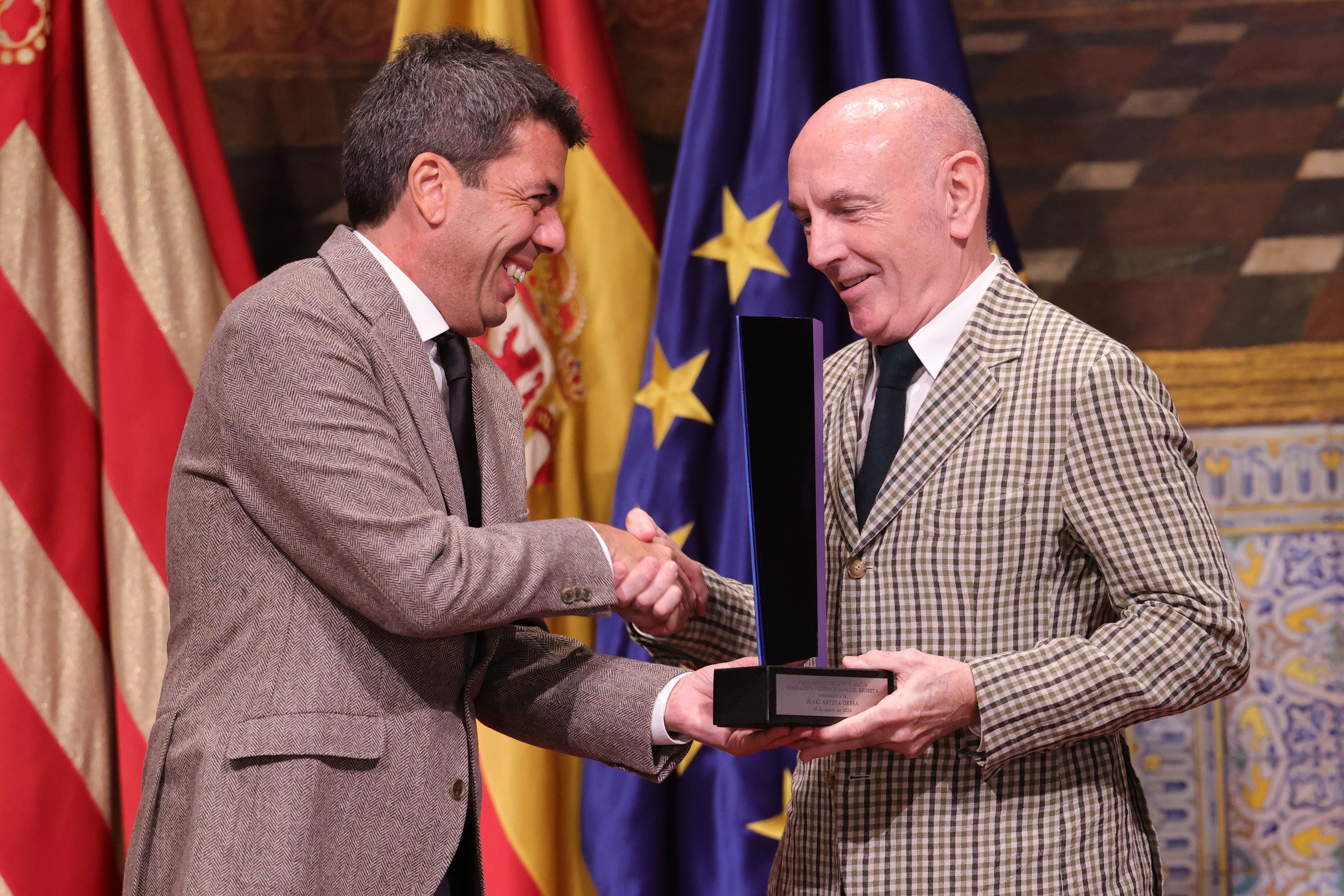 El president de la Generalitat Carlos Mazón ha hecho entrega del XXXII Premio Convivencia de la Fundación Profesor Manuel Broseta al director de cine, escritor y fotógrafo Iñaki Arteta Orbea