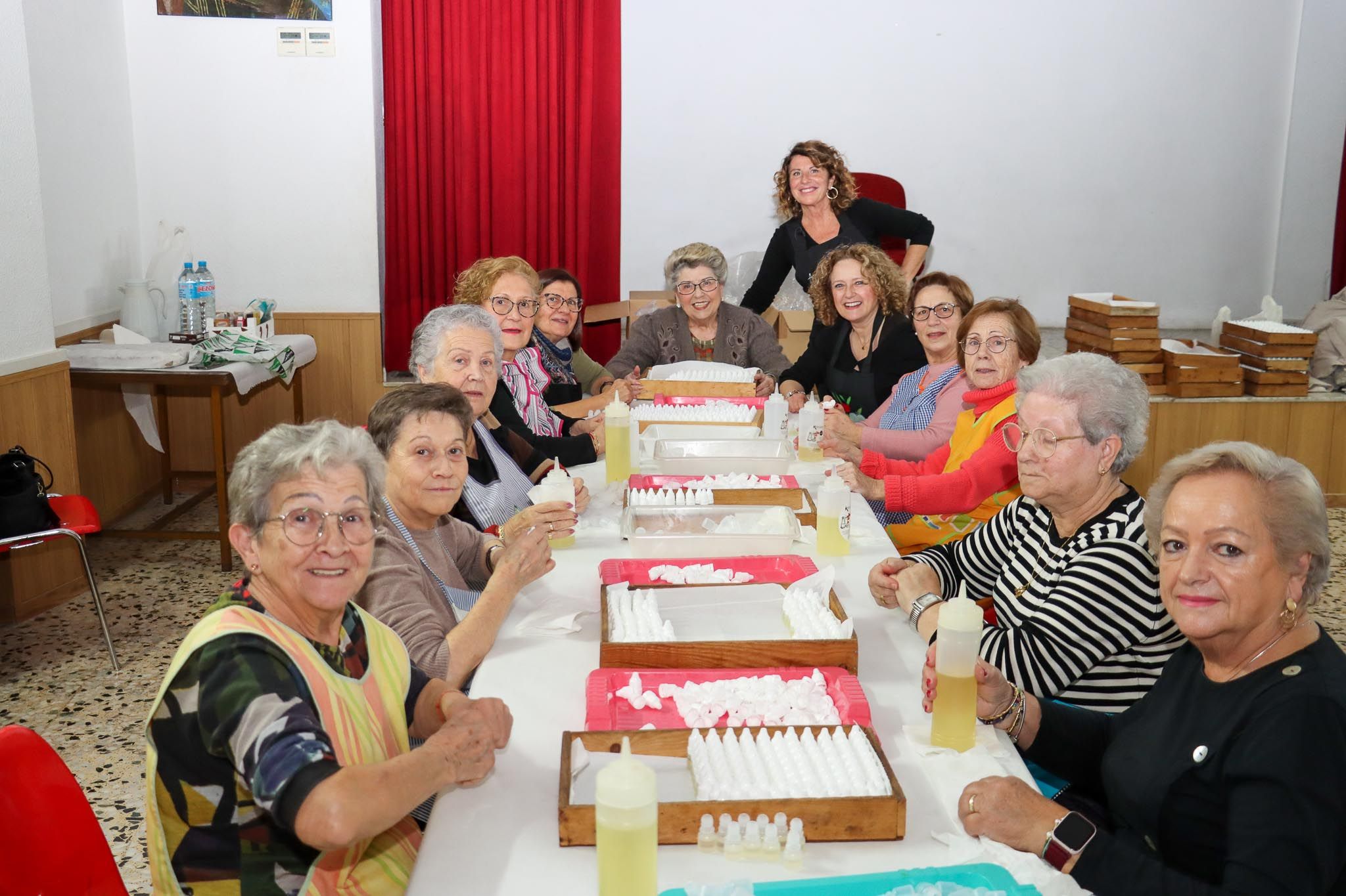 Preparació dels pots d'oli per Sant Blai a Torrent