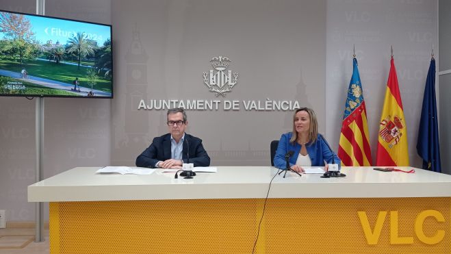 Paula Llobet y Tono Franco durante la presentación de la estrategia de València en Fitur 2024
