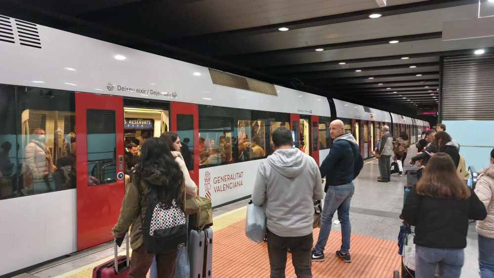 Usuaris i usuàries pugen a un tren de Metrovalencia Usuaris i usuàries pugen a un tren de Metrovalencia