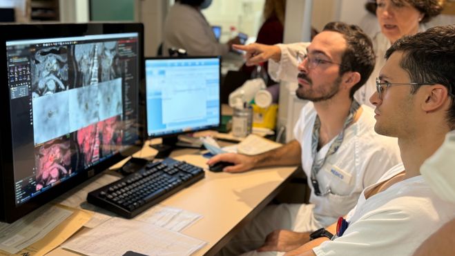 Els doctors analizant el pàncrees Els doctors analizant el pàncrees