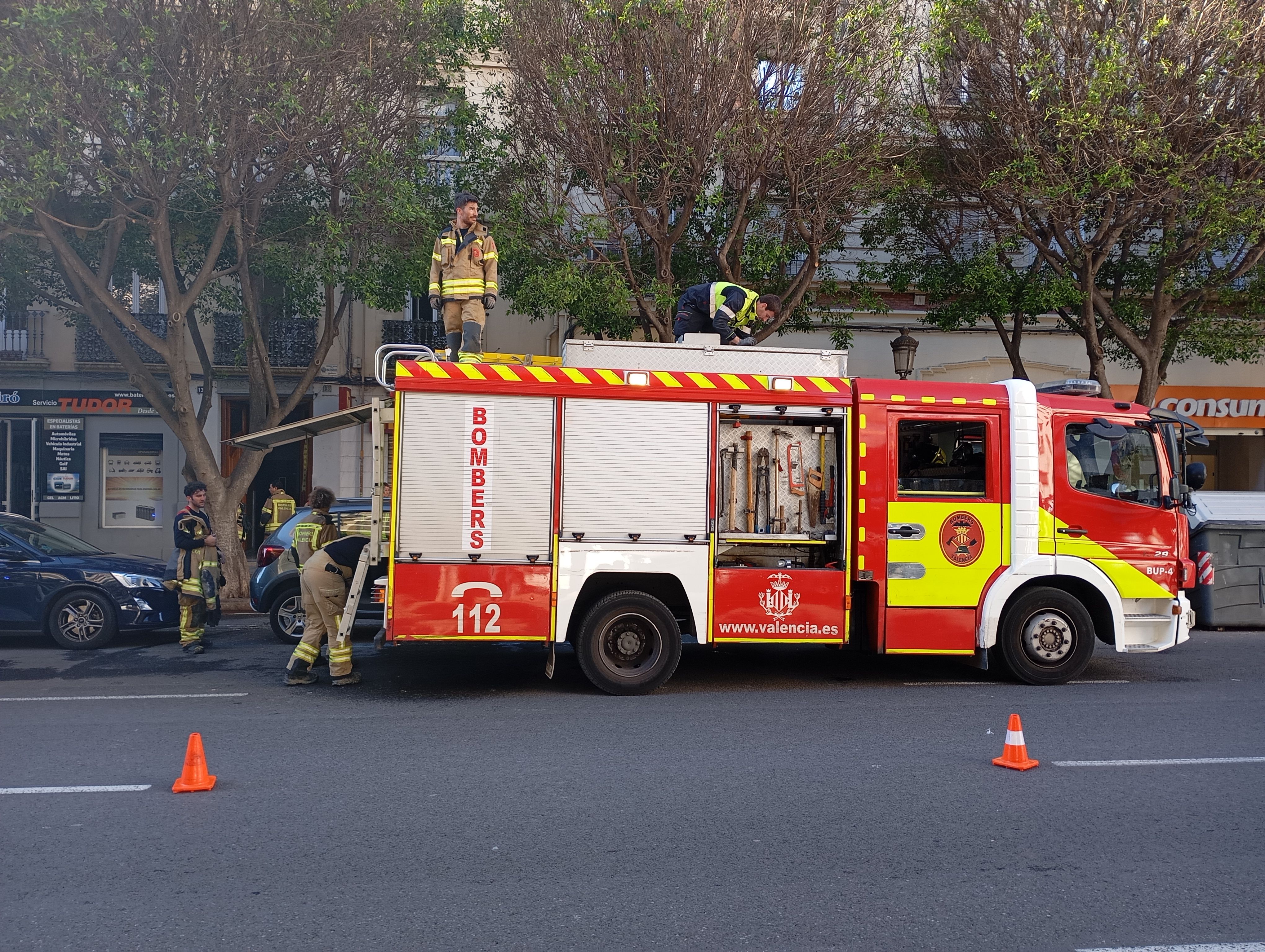 El camión de bomberos en el lugar del incendio de la vivienda en València. Imagen: Víctor Smith