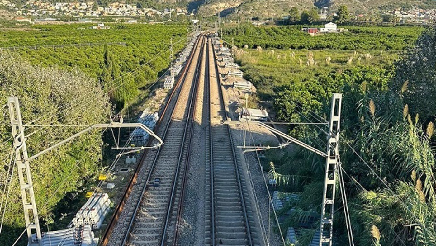 Línea de tren que une Silla y Gandia 