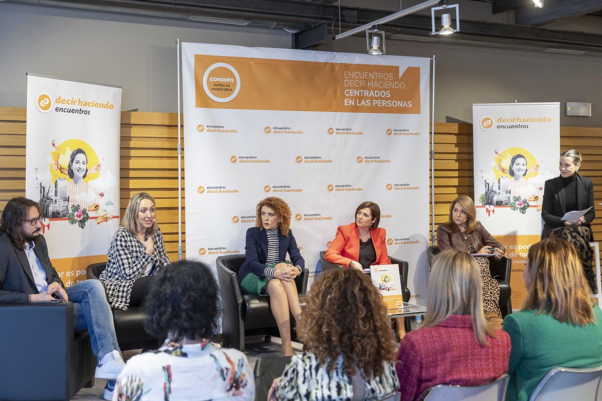 Participants en la trobada organitzada #DecirHaciendo per Consum 'Conciliar és poder gaudir de tot'