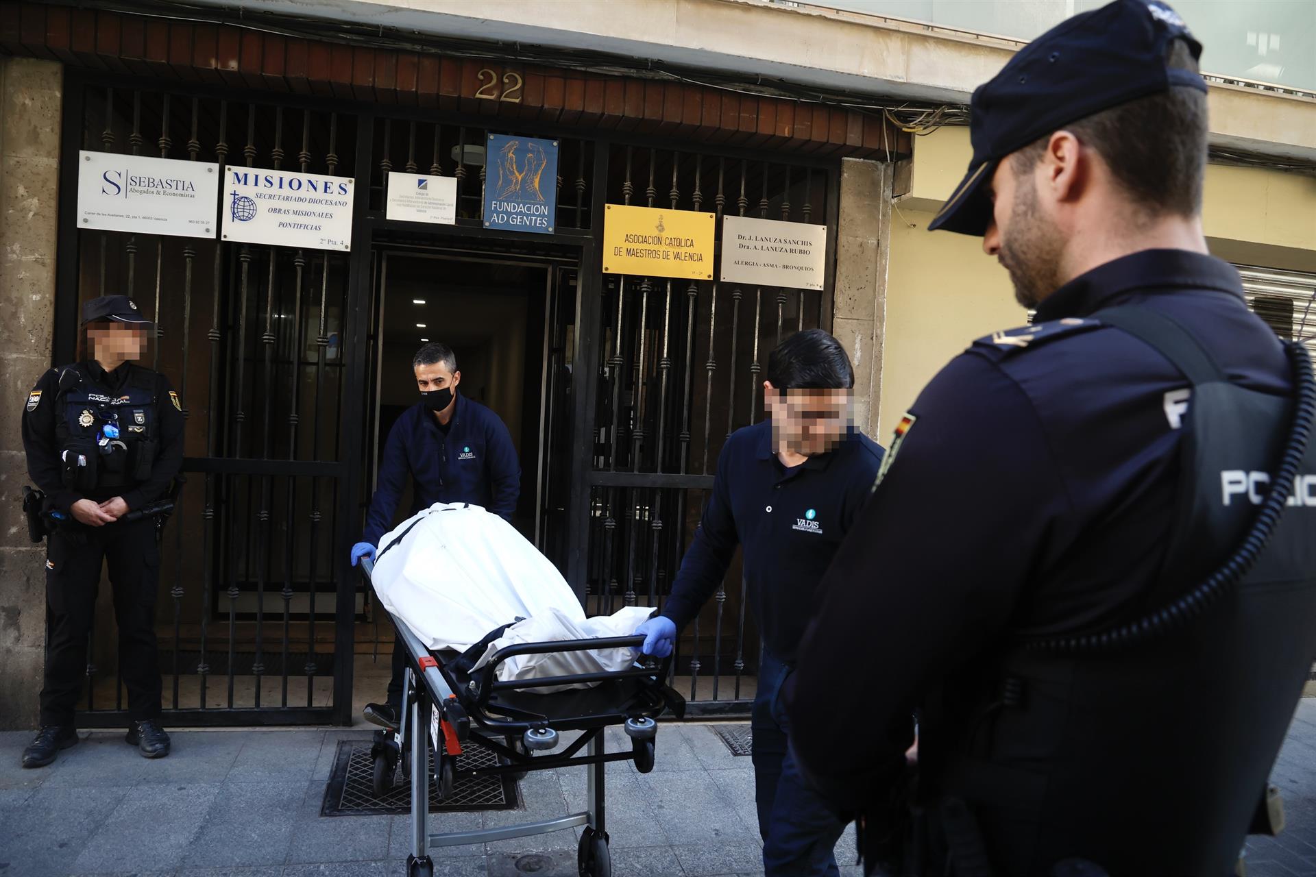 La Policía saca el cadáver del canónigo de su domicilio de València. EP