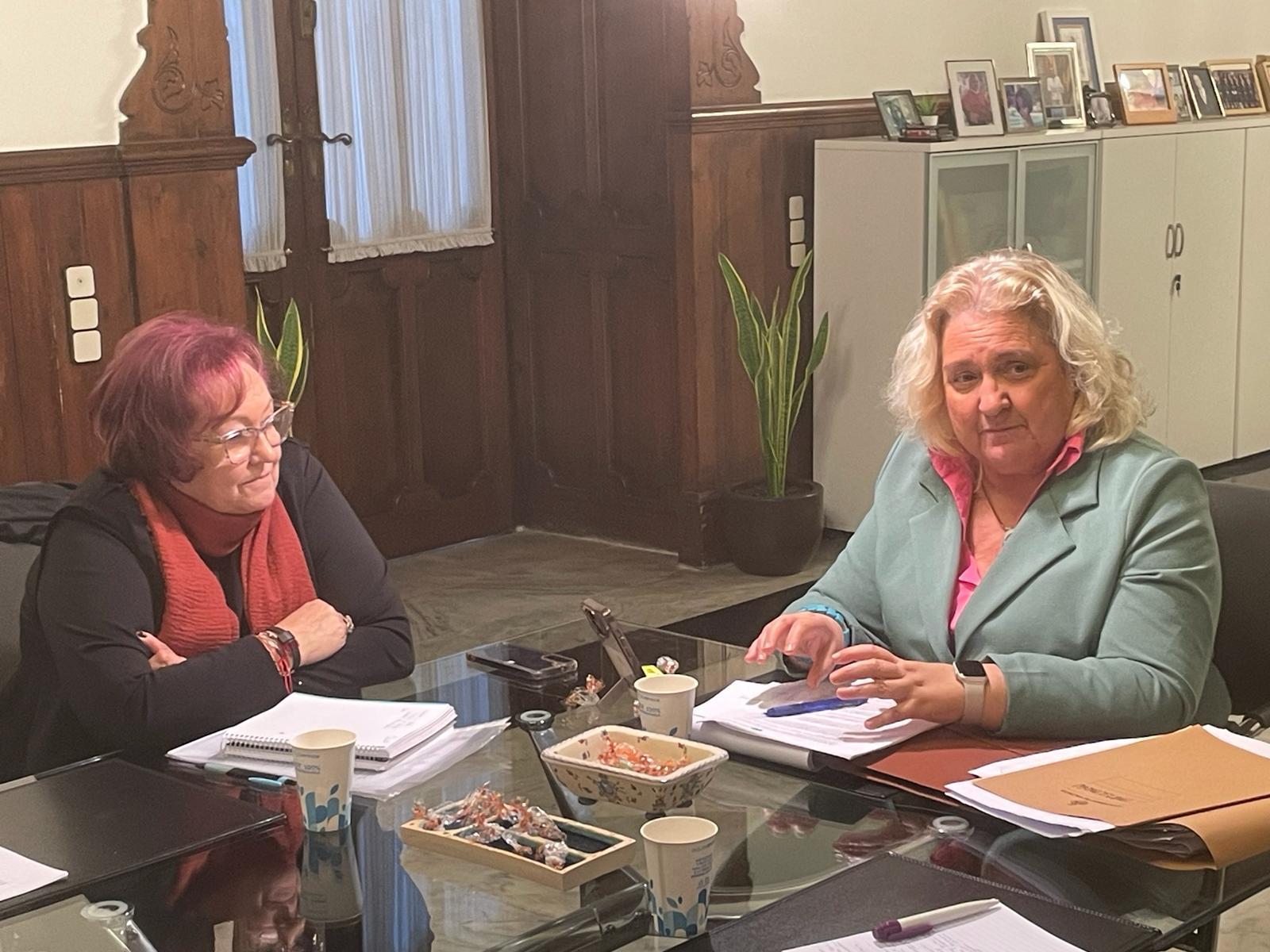 María José Broseta y María José Ferrer San Segundo, en la mesa de diálogo