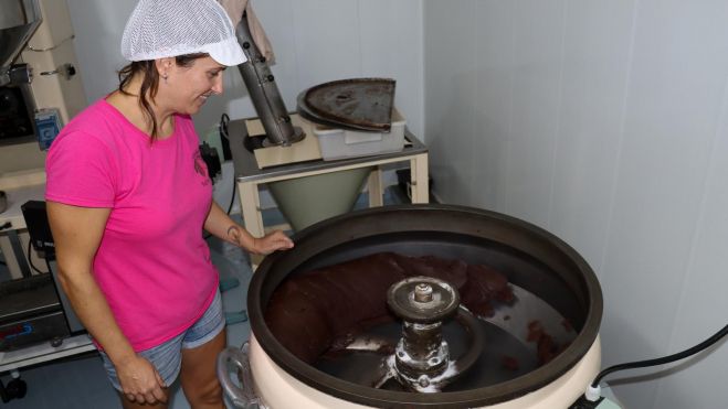 Una mujer haciendo chocolate.