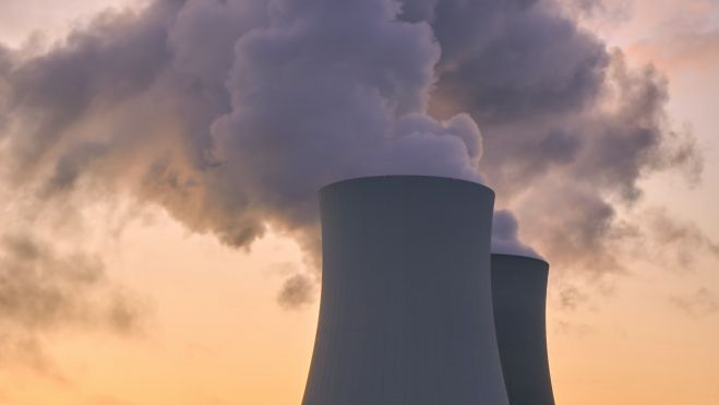 Una empresa emitiendo gases de efecto invernadero Una empresa emitiendo gases de efecto invernadero