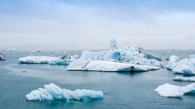 Una placa de hielo descongelándose por el cambio climático