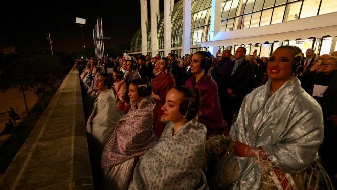 La Fallera Mayor de València, María Estela Arlandis, y su Corte de Honor durante el espectáculo pirotécnico después de la Exaltación. Imagen: JCF