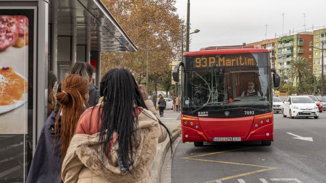 Un grupo de personas esperan para subir en un autobús de la EMT Valencia. Imagen: Xisco Navarro