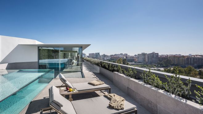 Piscina y terraza del ático-dúplex valorado en 8,6 millones de euros. Imagen: Germán Cabo