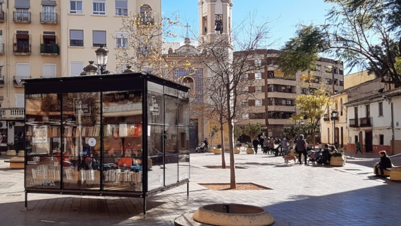 La biblioteca itinerante de La Base Culture en la Plaza de Patraix