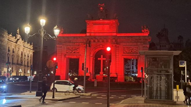 La Porta de la Mar, tenyida de vermell
