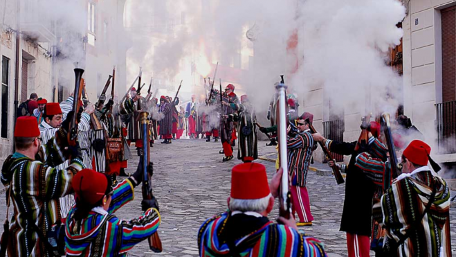 Participantes de la fiesta de Moros y Cristianos de Bocairent. Imagen: bocairent.org