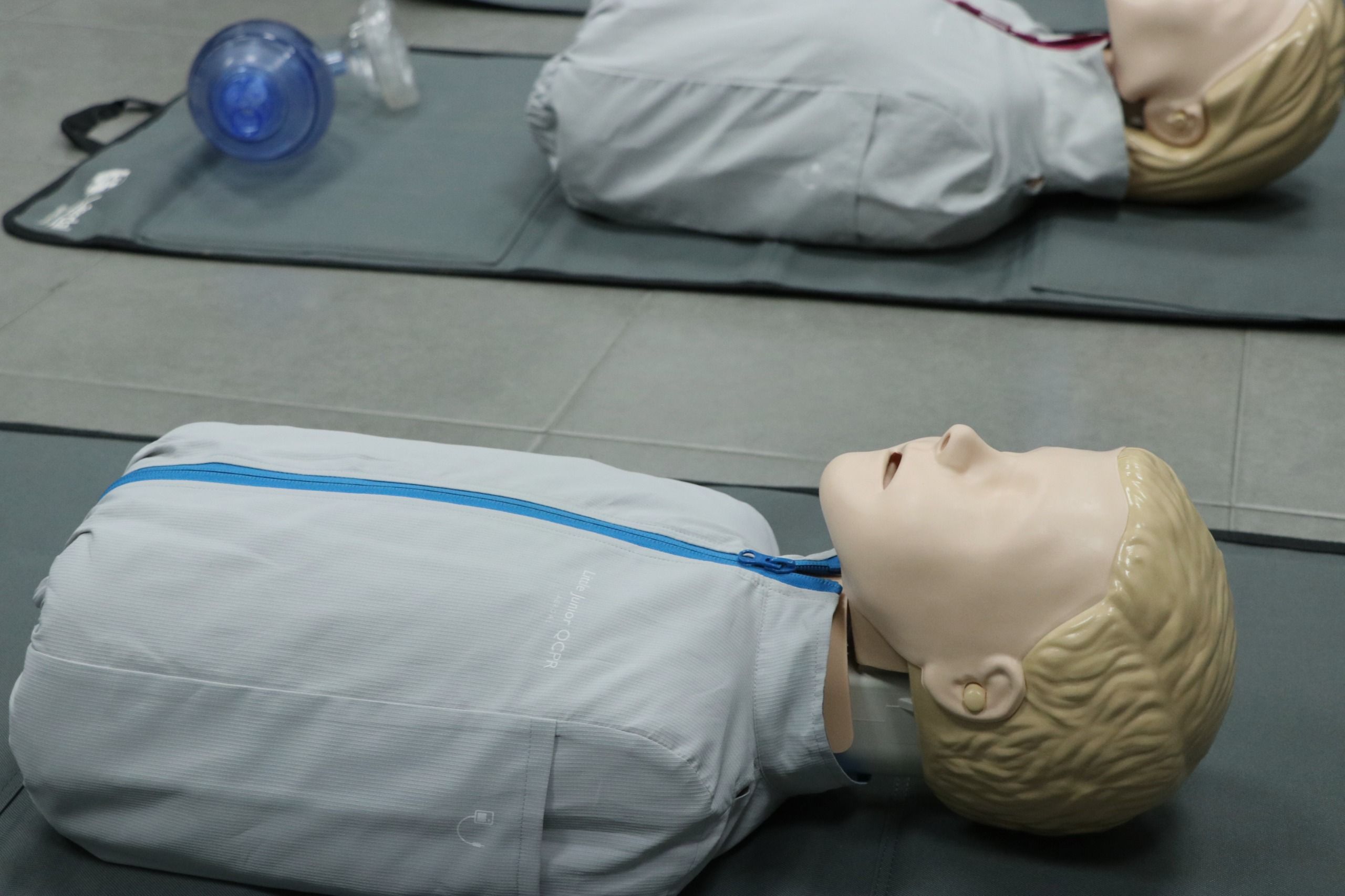 Un maniquí de los cursos para usar el desfibrilador DESA