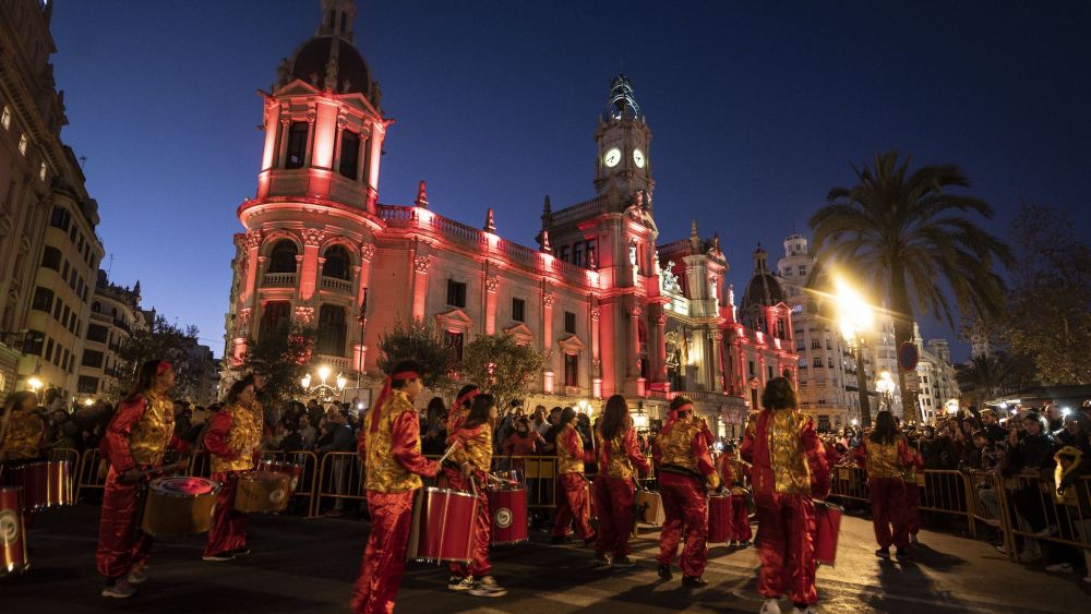 Edició anterior de la cavalcada de l'Any Nou Xinés entrant en la plaça de l'Ajuntament de Valéncia Edició anterior de la cavalcada de l'Any Nou Xinés entrant en la plaça de l'Ajuntament de Valéncia