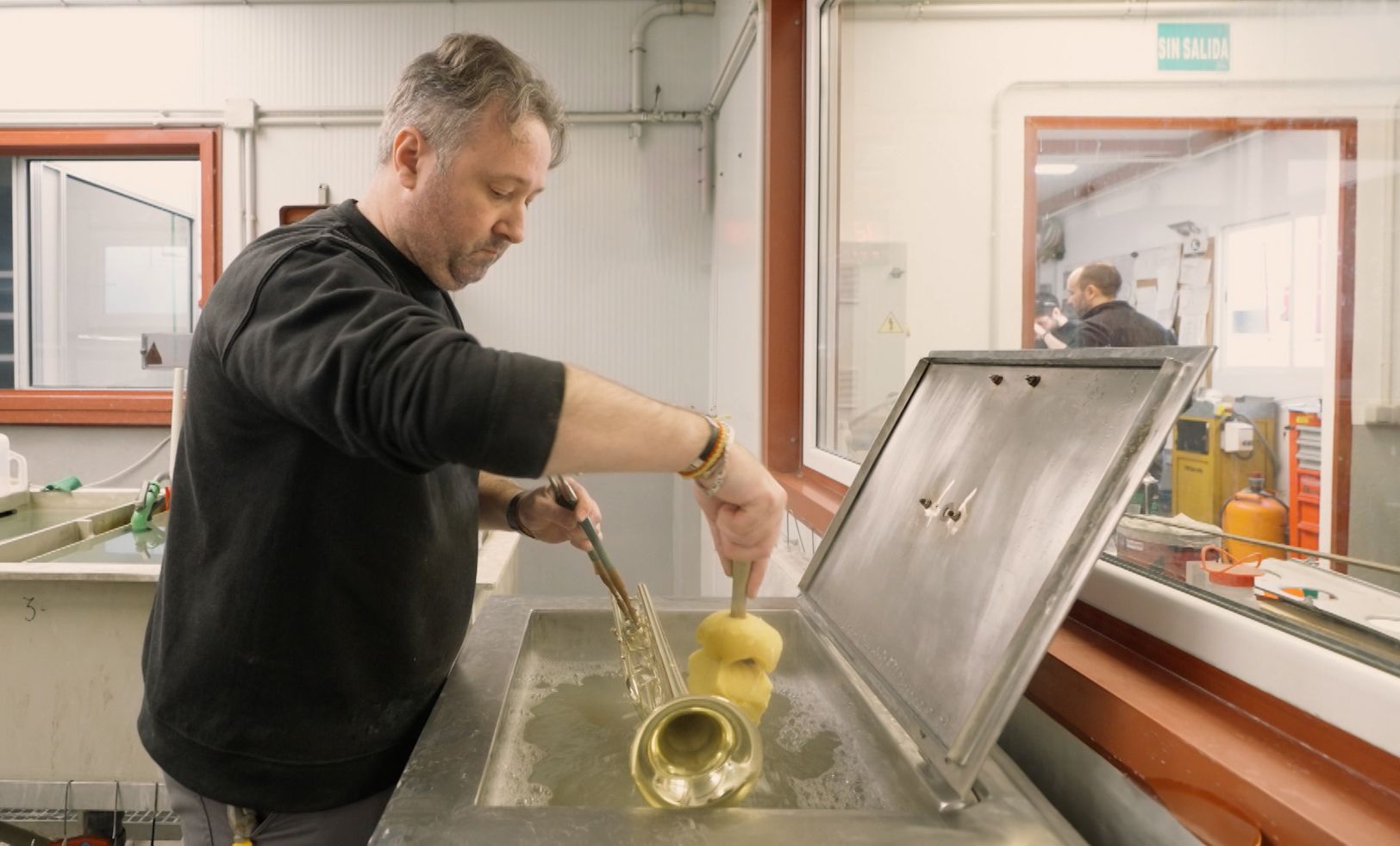 Un empleat fent el seu treball Un empleat fent el seu treball