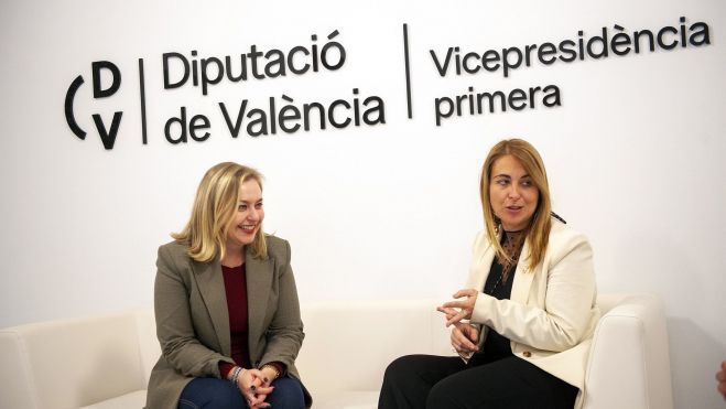 Natàlia Enguix con la alcaldesa de Requena, Rocío Cortés