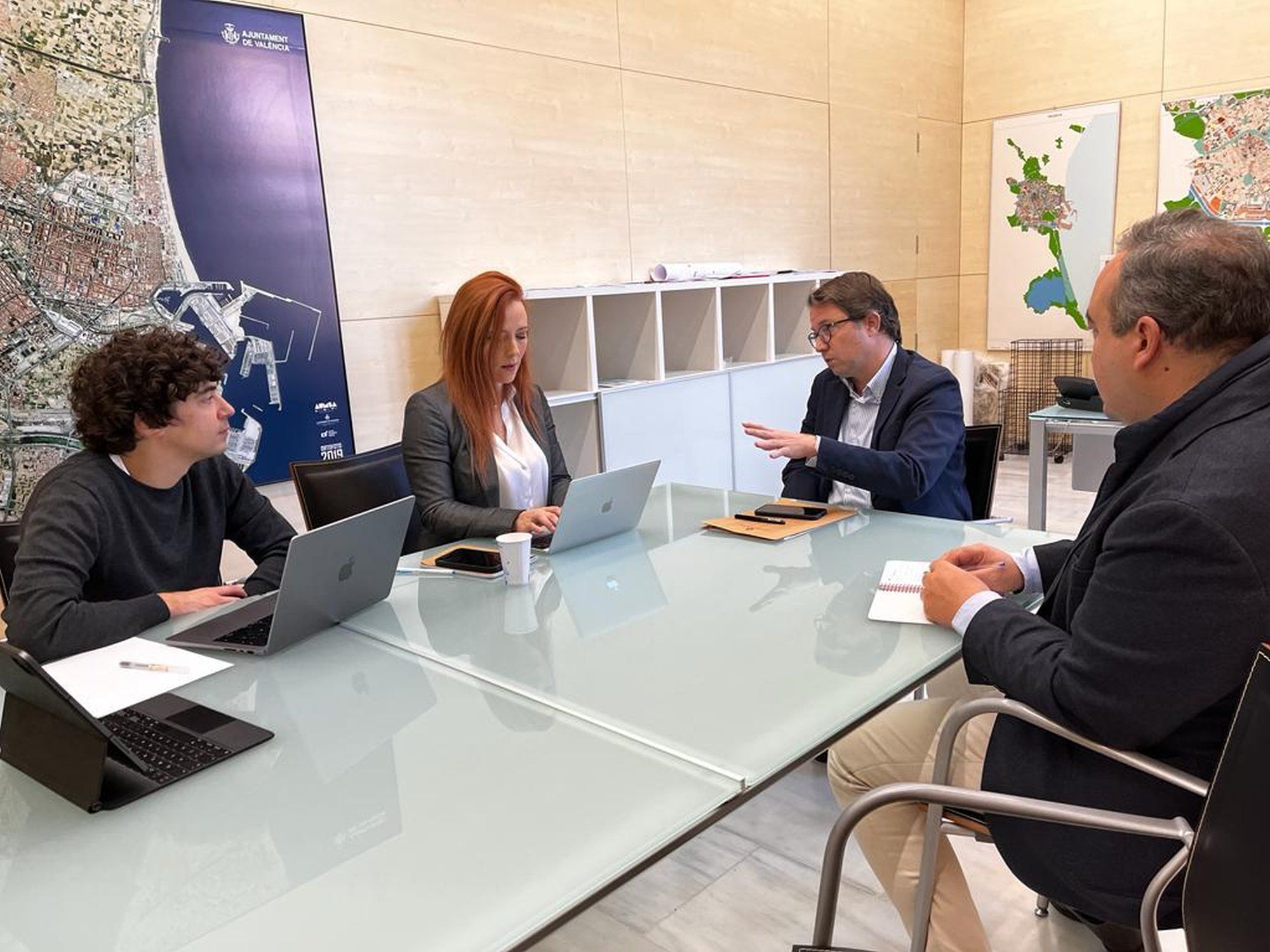 Reunión del concejal Juan Giner con la AVV La Roqueta