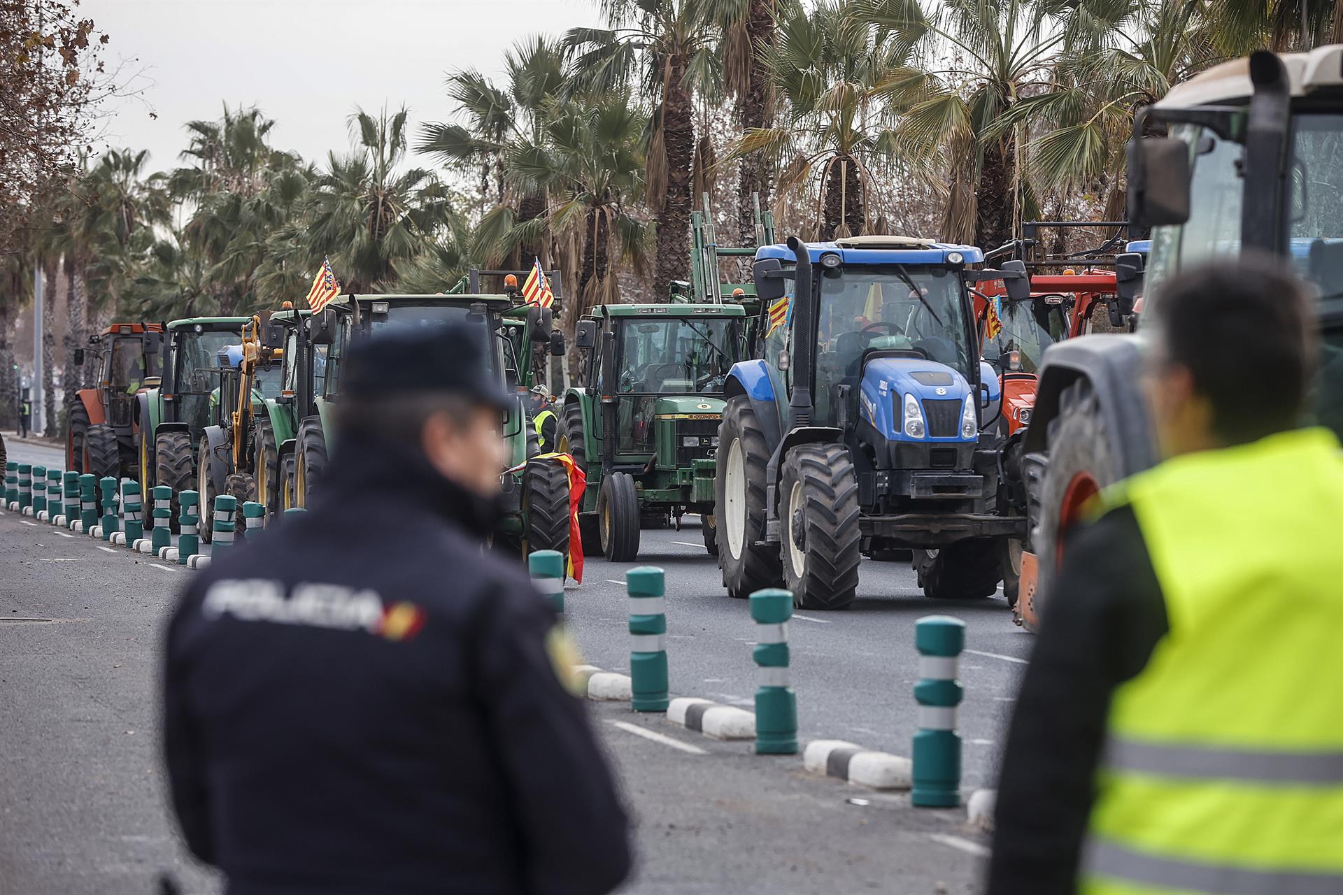 Decenas de tractores circulan por la Ronda Nord durante la protesta de los agricultores de esta mañana. Imagen: Rober Solsona - Europa Press