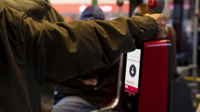 Una validadora dentro de un autobús de la EMT. Imagen: Xisco Navarro