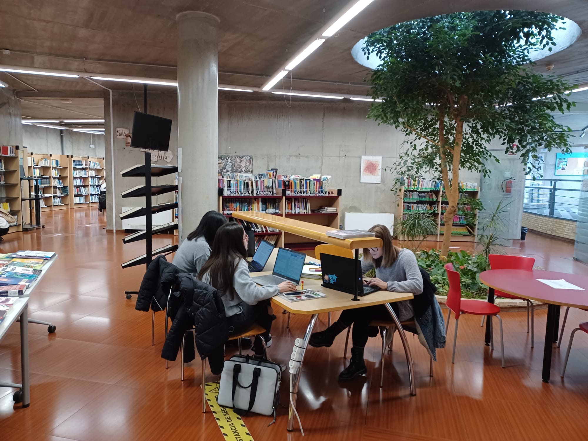 Estudiantes en la Biblioteca La Cova Gran de Paterna