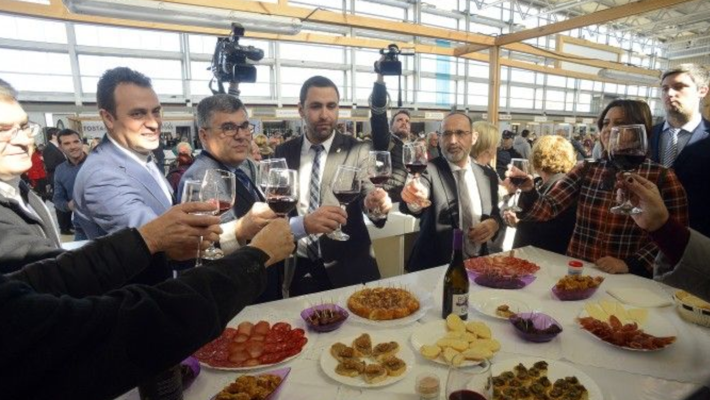 Asistentes a la Feria del Embutido de Requena