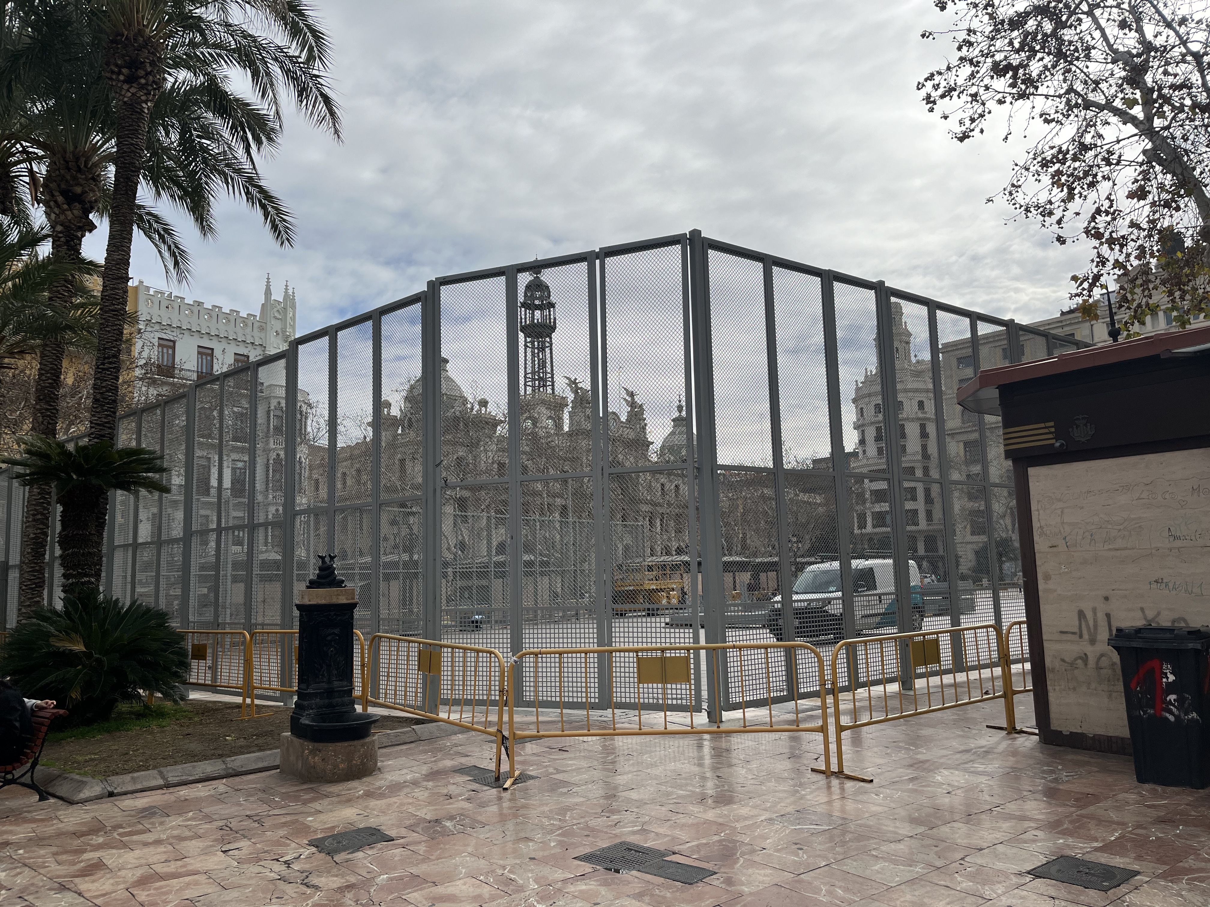 Jaula de protección de los espectáculos pirotécnicos de Fallas en la plaza del Ayuntamiento de València