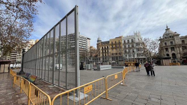 Jaula de protección de los espectáculos pirotécnicos de Fallas en la plaza del Ayuntamiento de València Jaula de protección de los espectáculos pirotécnicos de Fallas en la plaza del Ayuntamiento de València