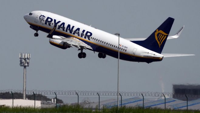 Imagen de un avión de Ryanair despegando