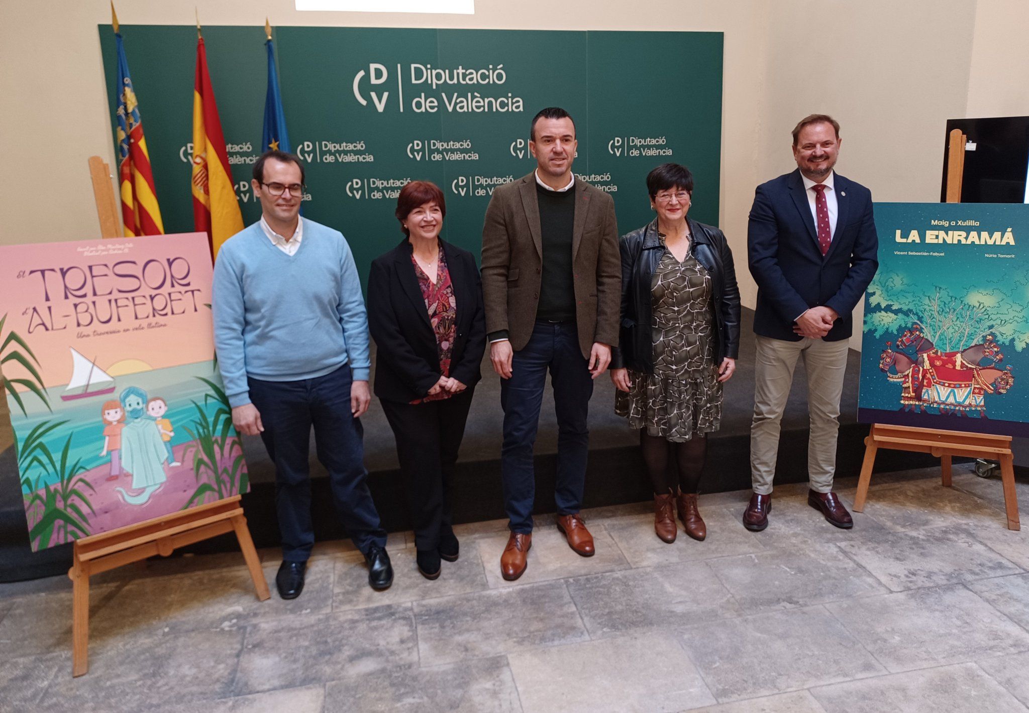 El presidente de la Diputació de València, Vicent Mompó, y la presidenta de la Acadèmia Valenciana de la Llengua (AVL), Verònica Cantó, en la presentación de los cómics