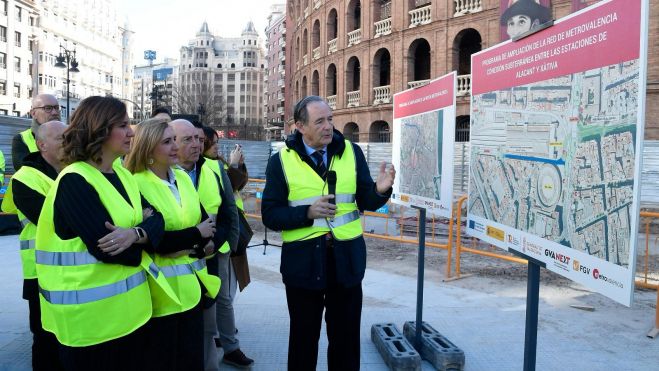 Visita de María José Catalá y Salomé Pradas a las obras del cañón peatonal de la calle Alacant
