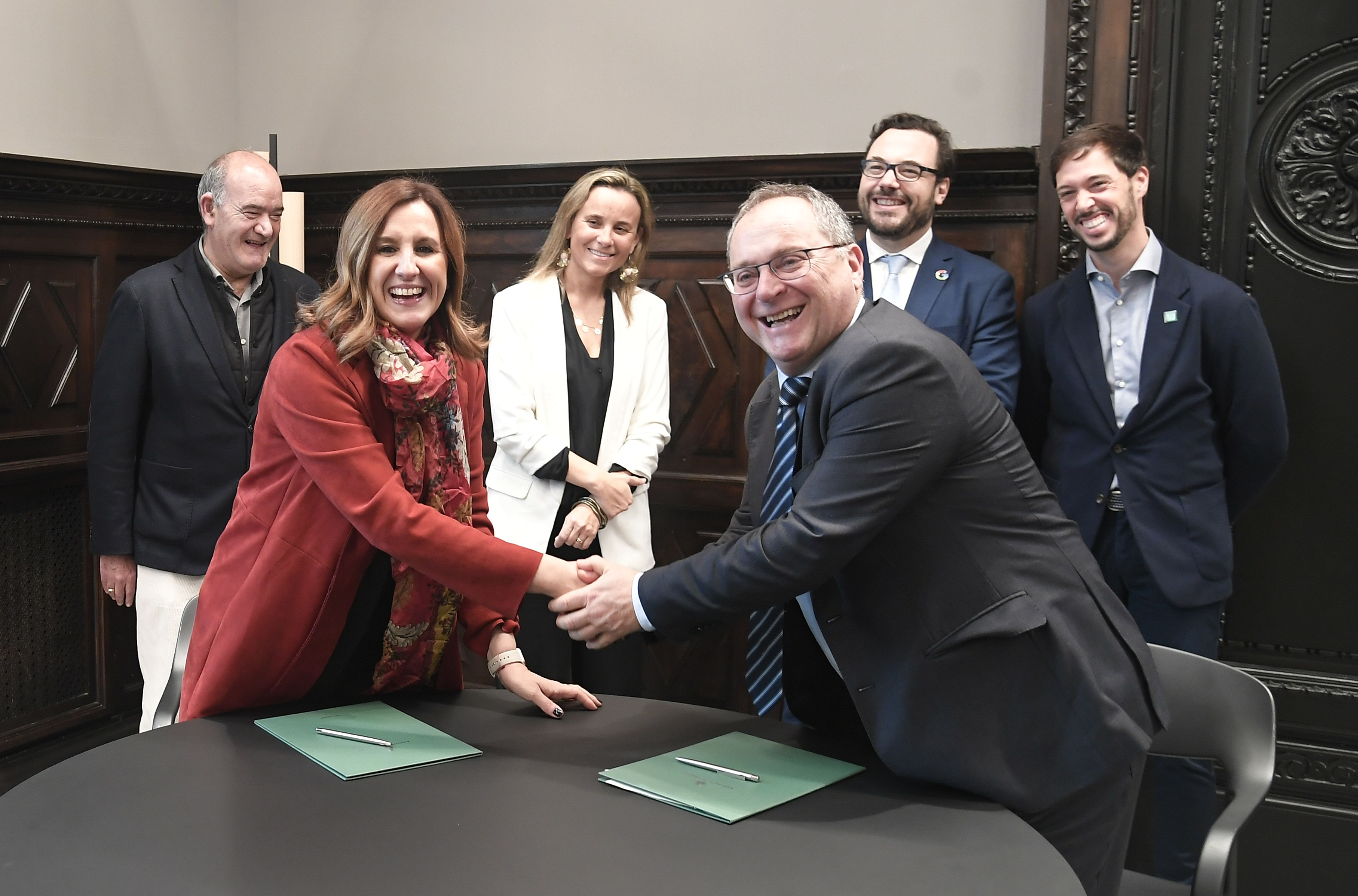 La alcaldesa de València, María José Catalá, y el Presidente de la Asociación de Personas con Movilidad Reducida (ASOPMR), Carlo Castellano