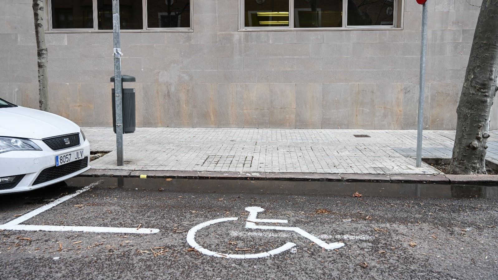Una plaça d'estacionament per a persones amb mobilitat reduïda (PMR) Una plaça d'estacionament per a persones amb mobilitat reduïda (PMR)