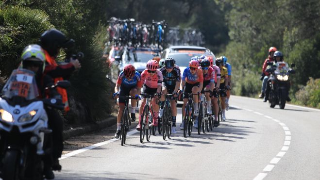 Participantes en la Setmana Ciclista - Volta Femenina a la Comunitat Valenciana. Imagen: Alberto Rivera / Volta Femenina de la Comunitat Valenciana