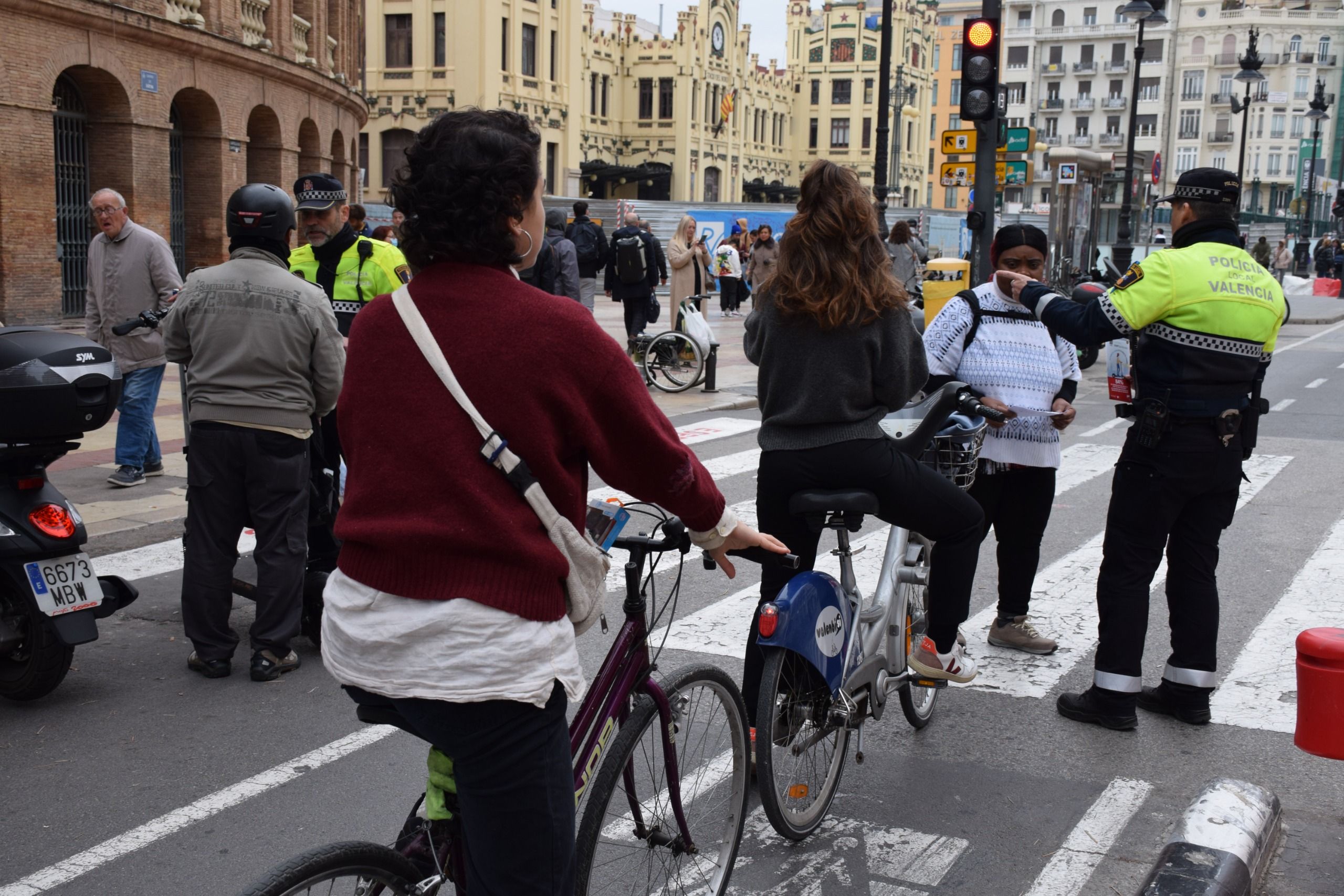 La Policía Local de València controlando las bicicletas y los VMP 