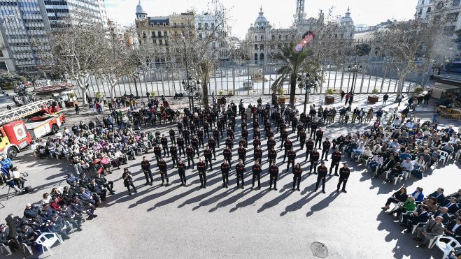 Acto de incorporación de 77 nuevos bomberos en la plaza del Ayuntamiento de Valencia