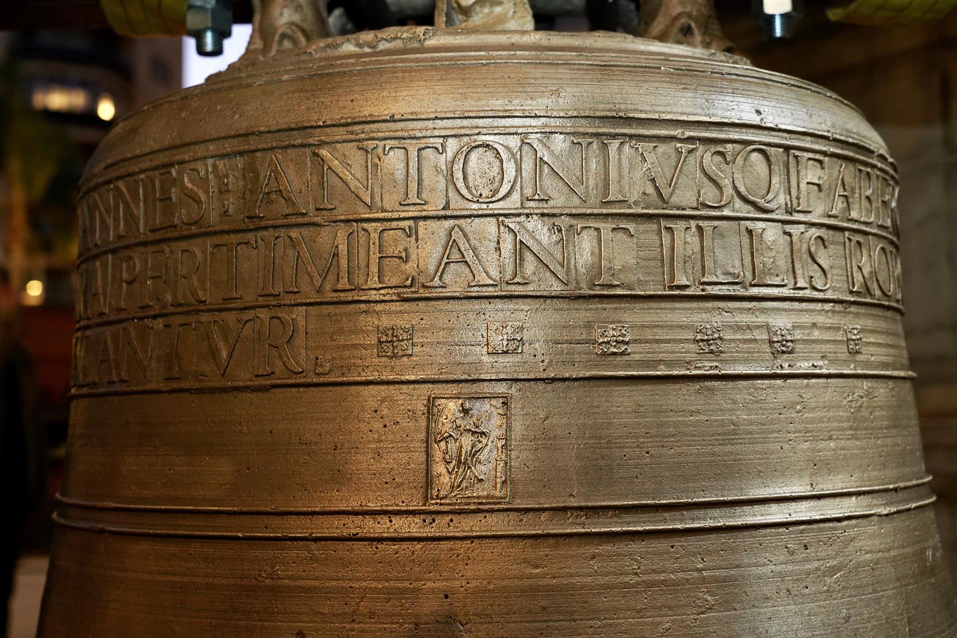 La campana "El Borrego" el día en el que fue trasladada desde el taller donde se restauró hasta los Santos Juanes de València