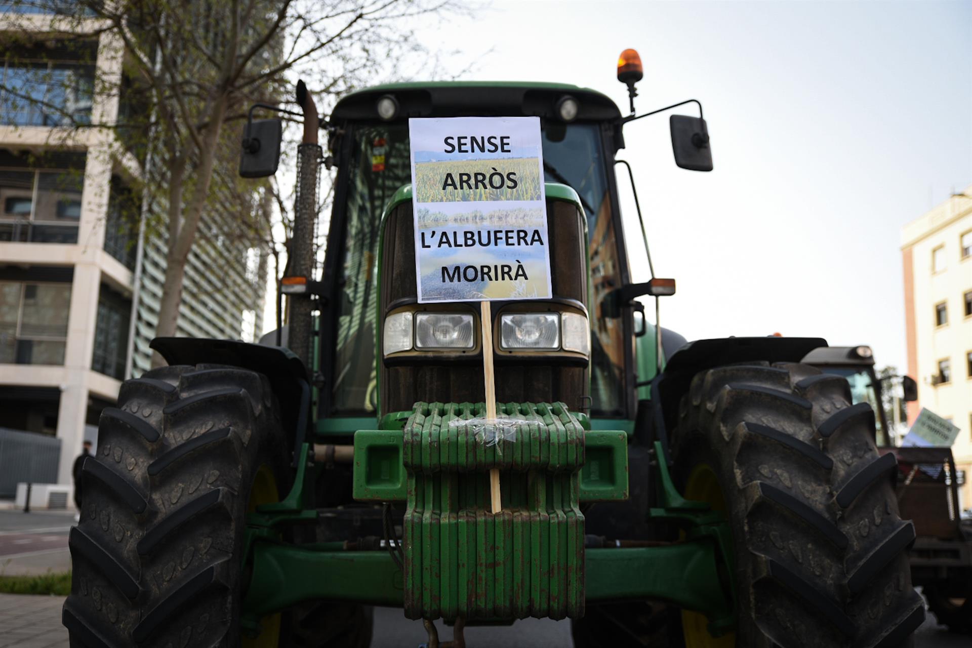 Uno de los tractores que participa en la protesta convocada hoy en València. Imagen: Jorge Gil - Europa Press