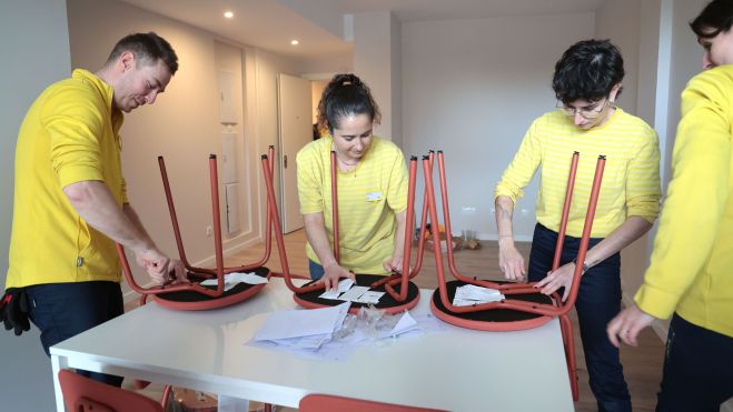 Voluntarios montan muebles para acondicionar las viviendas del edificio de Safranar