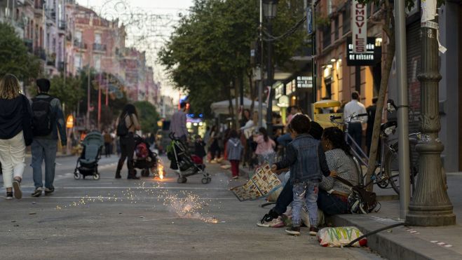 Gente en una calle en las Fallas de Valencia / Foto: Xisco Navarro